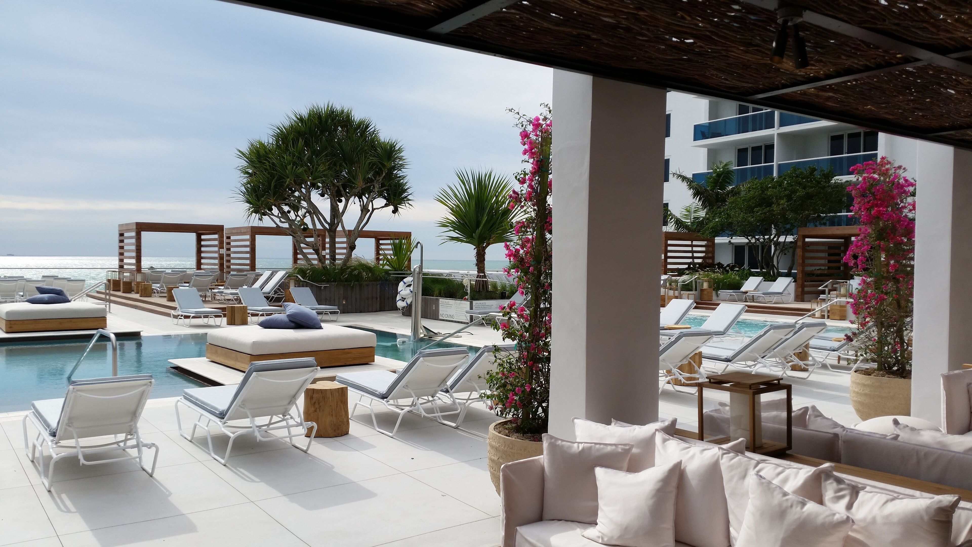 Alberca al aire libre y alberca climatizada