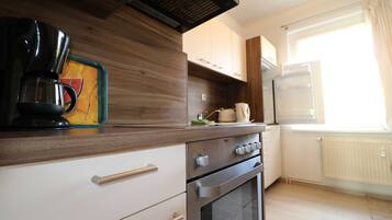 Frigorífico, horno, lavavajillas y trona infantil