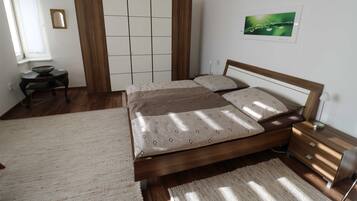 3 Schlafzimmer, Schreibtisch, Reisekinderbett, WLAN