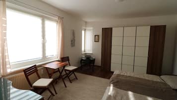3 bedrooms, desk, travel cot, WiFi