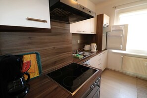 Frigorifero, forno, lavastoviglie, seggiolone