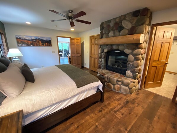 4 bedrooms, iron/ironing board, travel crib, free WiFi