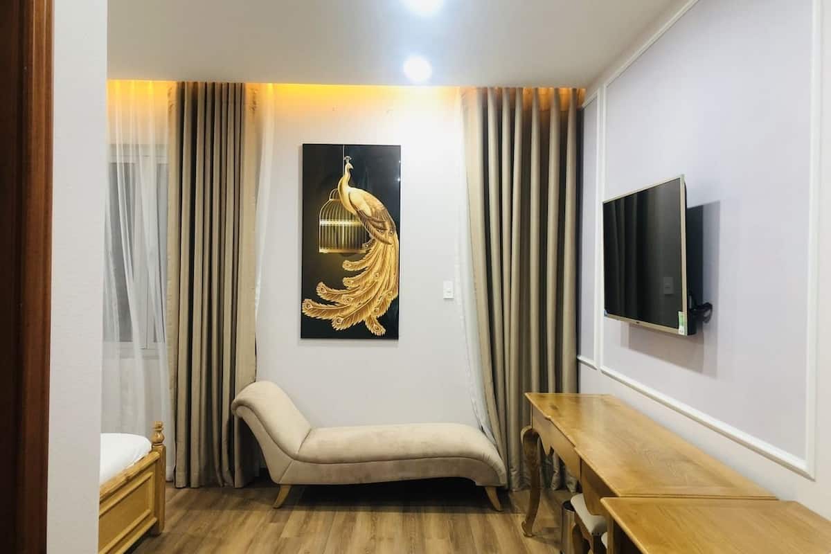 superior room, 1 king bed | premium bedding, down duvets, select comfort beds, in-room safe