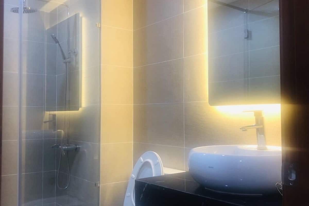 shower, free toiletries, hair dryer, slippers