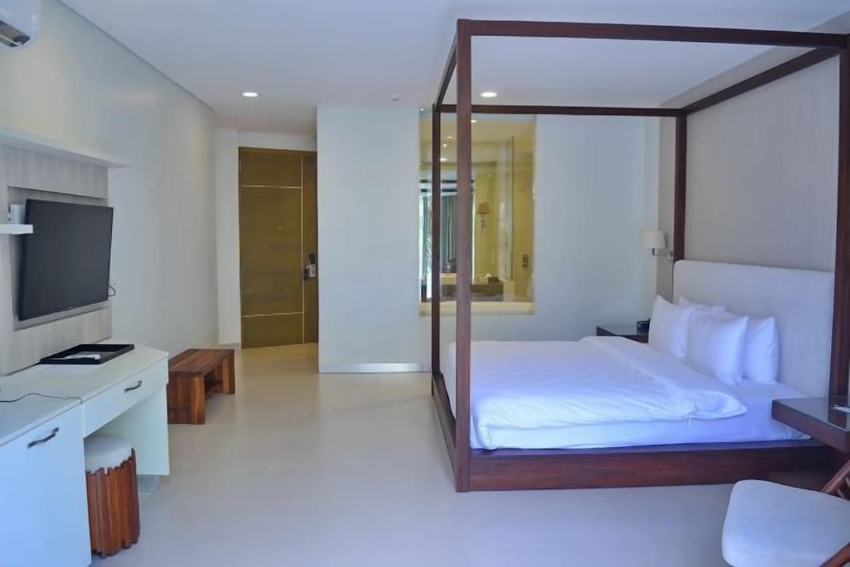 Premium bedding, in-room safe, blackout drapes