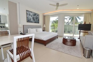 Deluxe Room, Sea View | Premium bedding, in-room safe, individually decorated