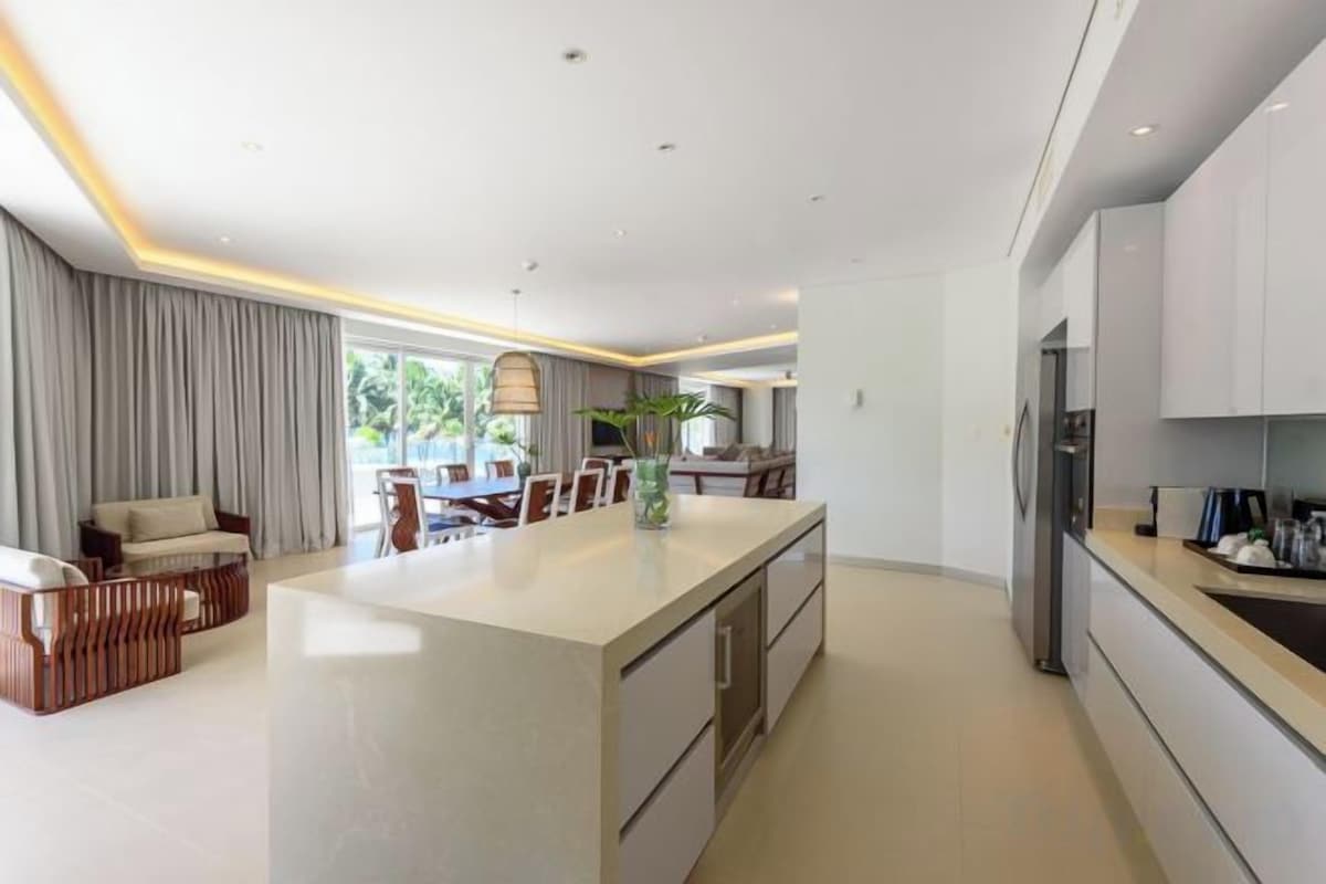 Private kitchen | Espresso maker, coffee/tea maker, mini-fridge, electric kettle