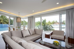 Presidential Suite (Miami Four Bedroom Sea View) | Living room | 43-inch flat-screen TV with cable channels, TV