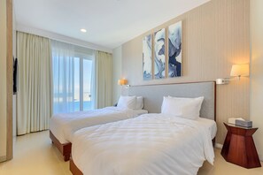 프리미어 스위트, 욕조 (One Bedroom Pool View) | 고급 침구, 객실 내 금고, 각각 다른 스타일의 인테리어, 각각 다르게 가구 비치