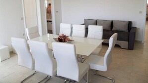 Ein modernes Wohnzimmer mit Essbereich.
