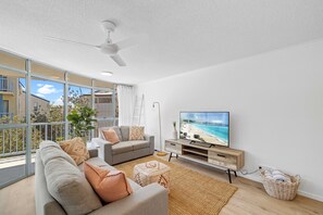Smart TV, DVD player - Castaways Beach luxury beachfront apartment (Castaways Beach)