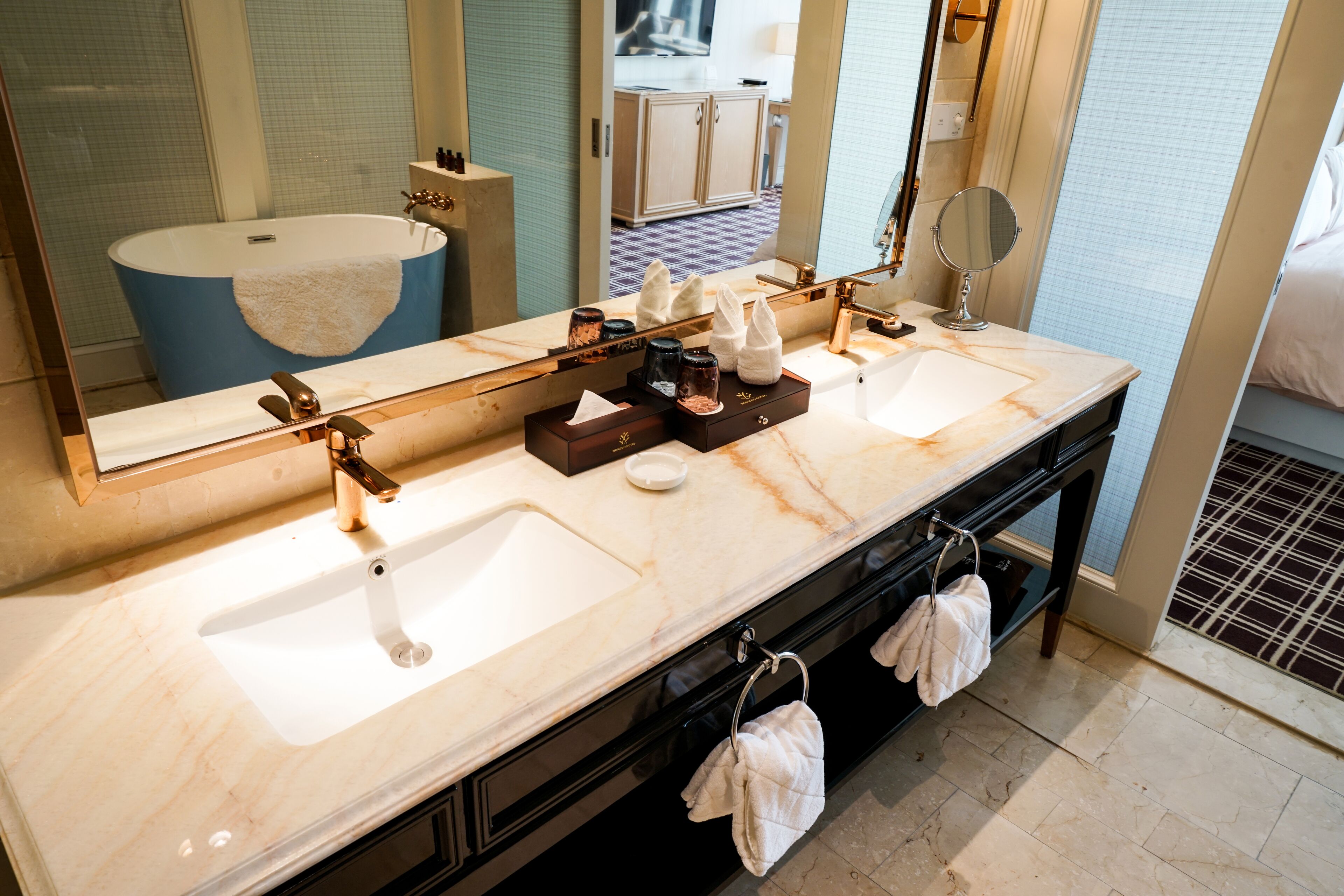 deluxe double room | bathroom | shower, rainfall showerhead, free toiletries, hair dryer