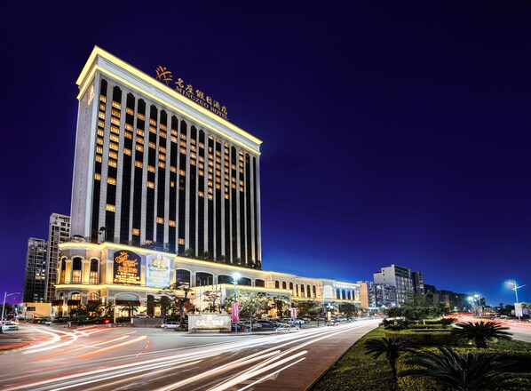 A high-rise hotel with a prominent sign at the top. - Mingzuo Hotel Zhongshan (Zhongshan)