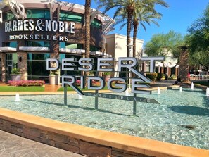 Utendørsbasseng og et oppvarmet basseng