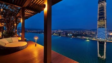 2 outdoor pools