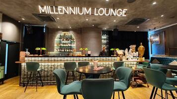 Melayani makan siang dan makan malam dengan sajian masakan Asia