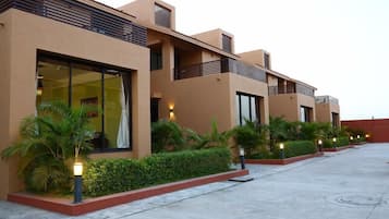 Executive Room | Living area | 32-inch LED TV with satellite channels, TV