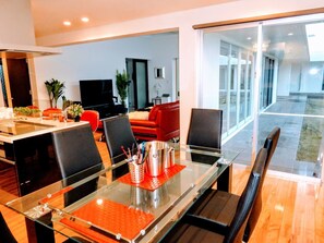 Talo (Private Vacation Home) | Työpöytä, pimennysverhot, äänieristys, silitysrauta/-lauta