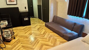 Comfort Double Room, 1 Double Bed | Living area | Flat-screen TV - Book Tea Bed Shinjuku-Gyoen (Tokyo)