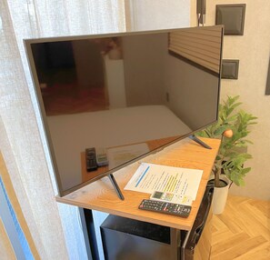1 bedroom, desk, laptop workspace, bed sheets - Book Tea Bed Shinjuku-Gyoen (Tokyo)