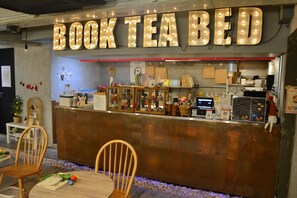 Bar (on property) - Book Tea Bed Shinjuku-Gyoen (Tokyo)