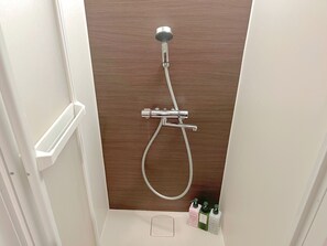 Shower, free toiletries, hair dryer, slippers - Book Tea Bed Shinjuku-Gyoen (Tokyo)
