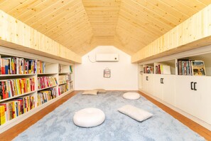 Library - CSDY Guesthouse (Shanghai)