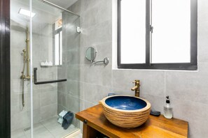 ฝักบัว, ของใช้ในห้องน้ำฟรี, ไดร์เป่าผม, รองเท้าสวมภายในห้อง