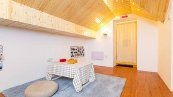 Nhà Duplex tiện nghi đơn giản, 4 phòng ngủ, không hút thuốc, lanai | Phòng khách | TV màn hình phẳng