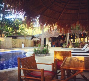 Outdoor pool, sun loungers - Papillon Bungalows (Ko Lanta)