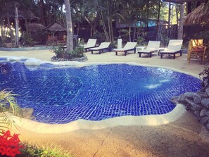 Outdoor pool, sun loungers - Papillon Bungalows (Ko Lanta)