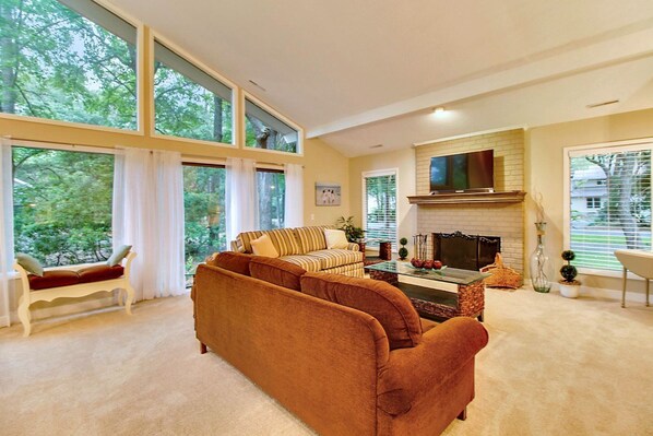 TV layar datar dan pemutar DVD