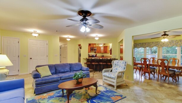 Flat-screen TV, DVD player - Bradley Circle 9 (Hilton Head Island)