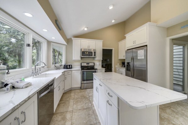 Liesi, astianpesukone, keittoastiat/astiat/ruokailuvälineet