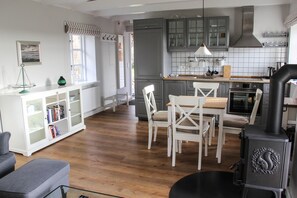 Een koelkast, een oven, een kookplaat, een vaatwasser