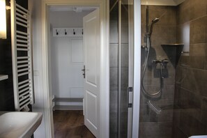 Dusche, Haartrockner, Seife, Toilettenpapier
