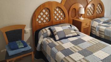 3 slaapkamers, een strijkplank/strijkijzer, reisbedje, gratis wifi