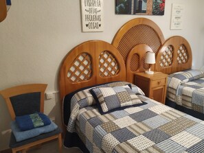 3 habitaciones, tabla de planchar con plancha y cuna de viaje 