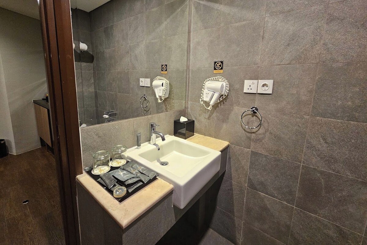 Badkamer | Een douche, gratis toiletartikelen, pantoffels, handdoeken