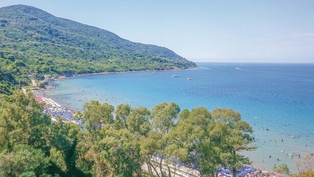 A coastal landscape with a beach, clear blue sea, and a forested hill. - Pet friendly apartment in Laureana Cilento (SA) with swimming pool (Laureana Cilento (SA))