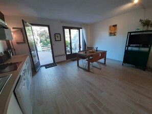 Réfrigérateur, micro-ondes, four, plaque de cuisson