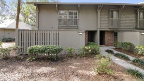 Unclassified image, 2 of 11, button - Fairway Lane 85 (Hilton Head Island)
