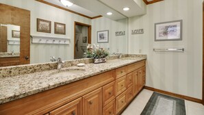 Bathroom - Off Shore 57 (Hilton Head Island)