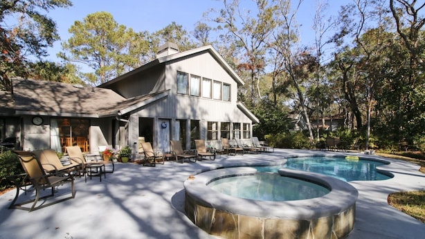 Outdoor spa tub - Off Shore 57 (Hilton Head Island)