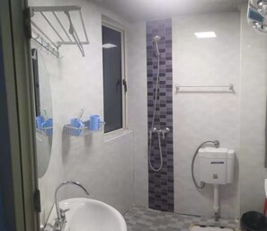 Habitación doble Deluxe | Baño | Regadera, amenidades de baño gratuitas, secadora de cabello, pantuflas