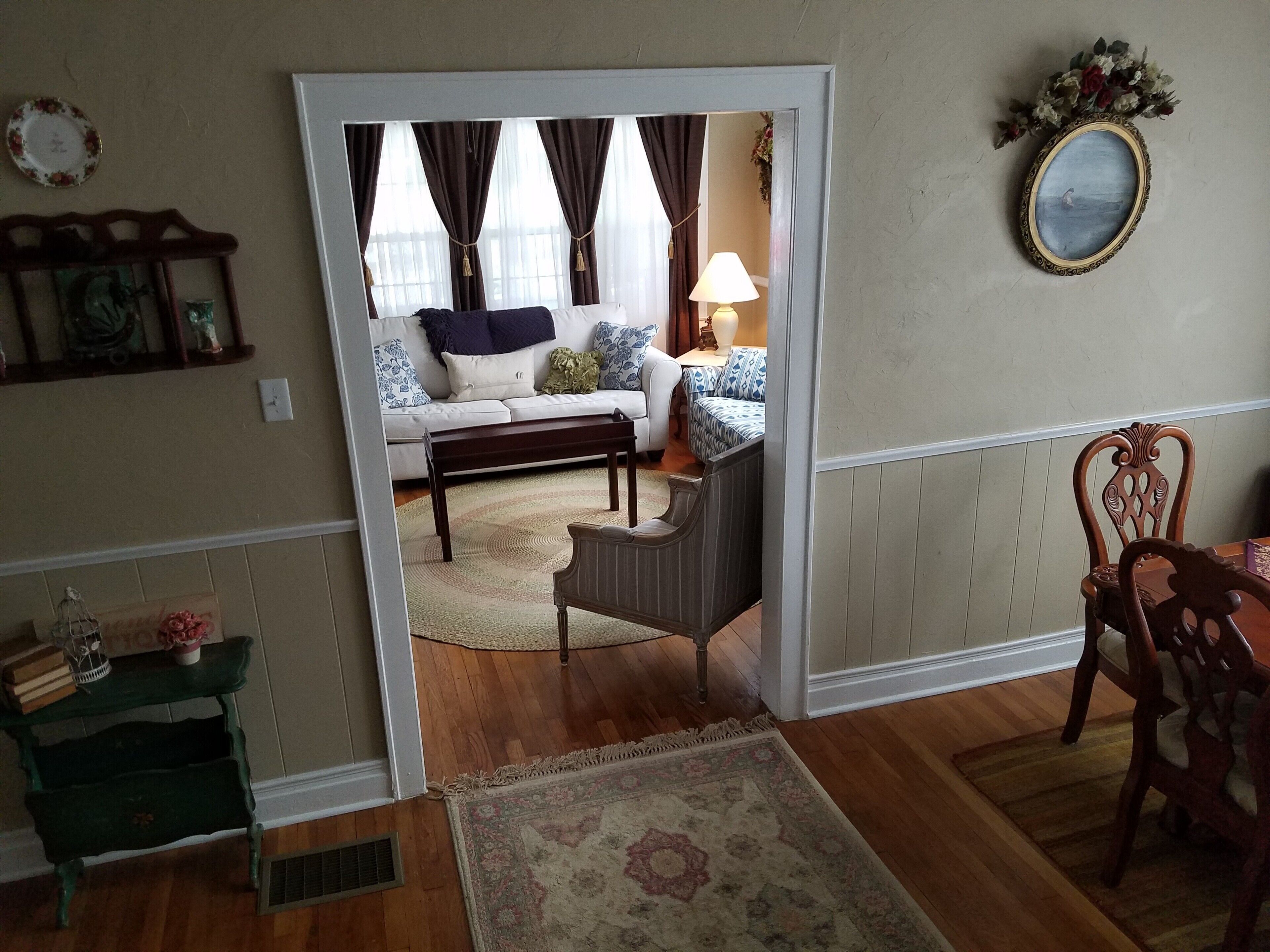 Télévision, cheminée, livres