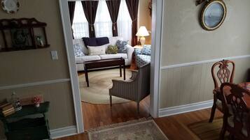 Télévision, cheminée, livres