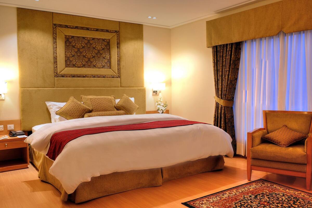 Standard Single Room, 1 Queen Bed | In-room safe, desk, blackout drapes, soundproofing