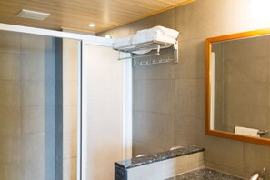 Family Quadruple Room, Multiple Beds, Bay View | Bathroom | Shower, hair dryer, towels, shampoo - Bowa Hotel (Magong)
