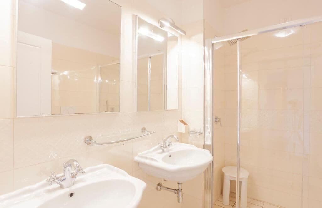 shower, rainfall showerhead, free toiletries, hair dryer